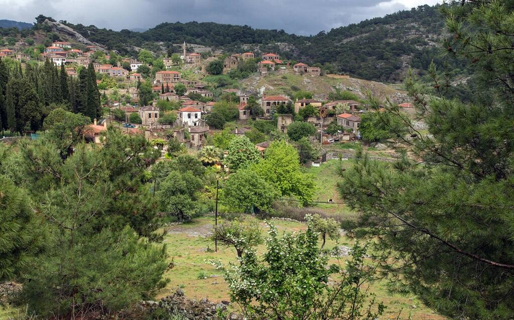 Burnumuzun dibindeki masal köy: Adatepe