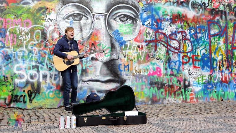 Prag'da gezilecek yerler John Lennon Duvarı